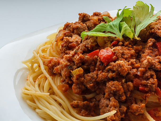 Tallerken med plantebaseret spaghetti bolognese sauce
