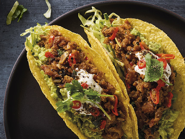 Edgy Veggie Pulled Seitan Taco anrettet i tacoskaller med avocadomos og spidskål